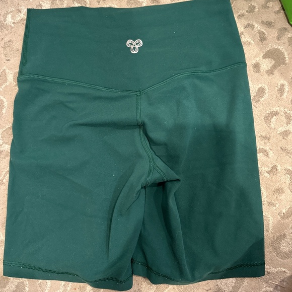 Aritzia Pants - Tna action biker shorts